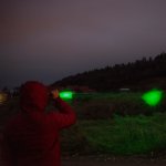 Kraftig ficklampa med vitt, grönt och rött sken