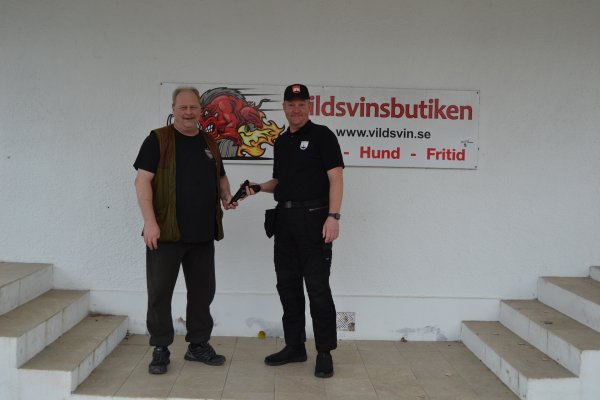 Vi gratulerar Lenhovda Pistolklubb till Vildsvinsbutikens pistolstipendium, och vi har nu överlämnat en Canik P120 i 9x19